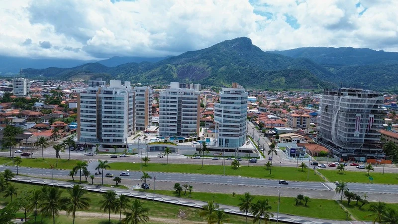 As torres vistas do alto, com as montanhas ao fundo