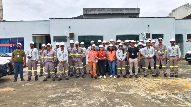 Equipe da Oca Global reunida em frente à sede