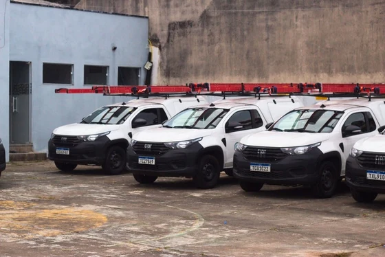 Veículos estacionados no pátio da empresa