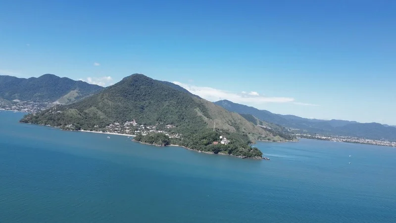 Vista da costa, das montanhas e do mar